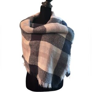 Large checkered scarf, black/white.